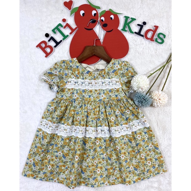 Đầm bé gái,váy xòe trẻ em phối ren ,BITIKIDS, họa tiết hoa nhí xanh kate cotton size 0 đến 5 tuổi.