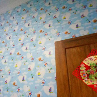 (tặng dụng cụ dán) cuộn 10m giấy dán tường có keo sẵn doremon mây