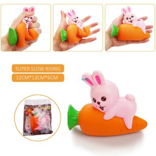 Đồ chơi hình thỏ con ôm củ cà rốt chất liệu nhựa cao su mềm squishy