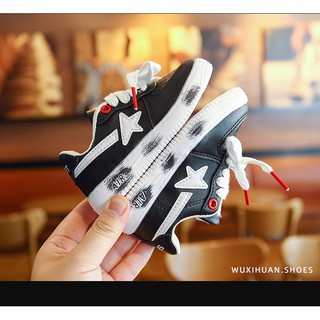 Sneaker hoa cúc đế dính bẩn cho bé gái