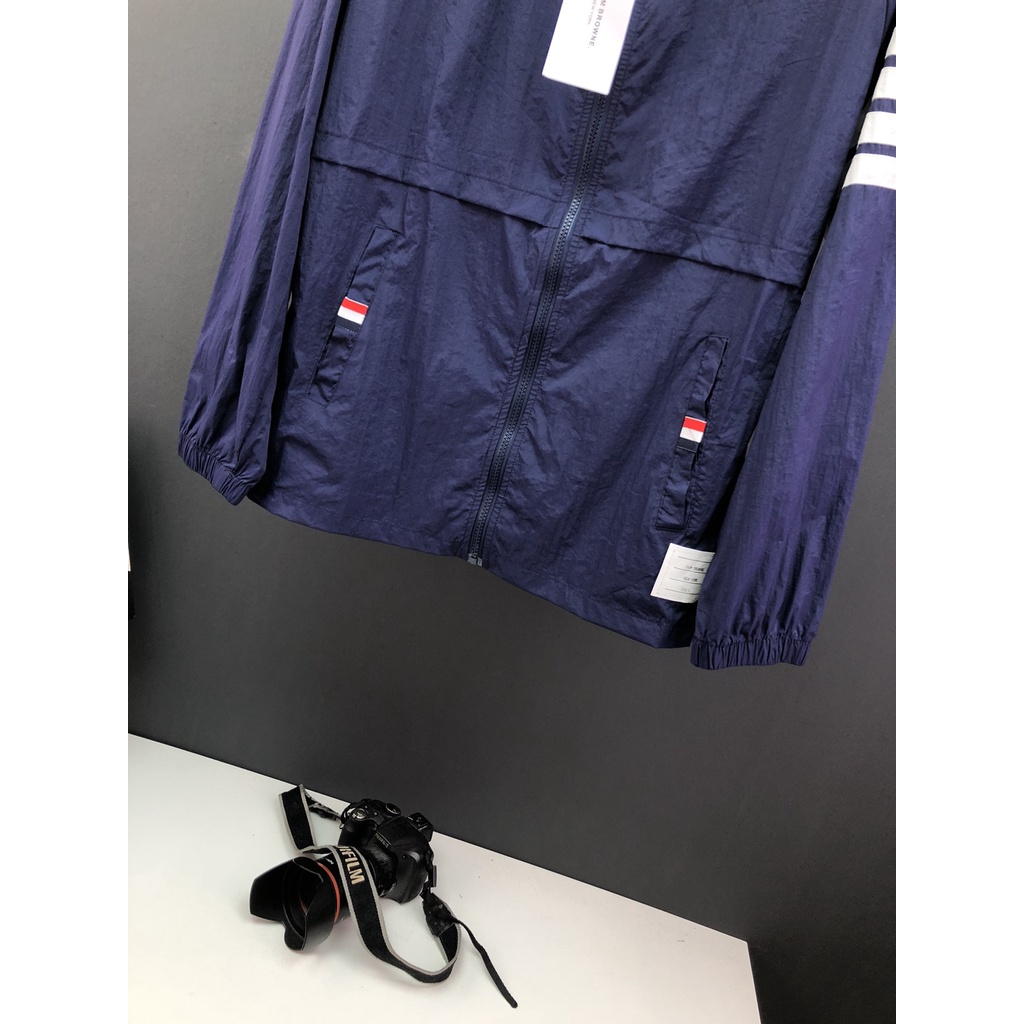 Áo khoác gió nam cao cấp Thom Browne TB thiết kế trẻ trung, hiện đại và năng động mang phong cách tối giản