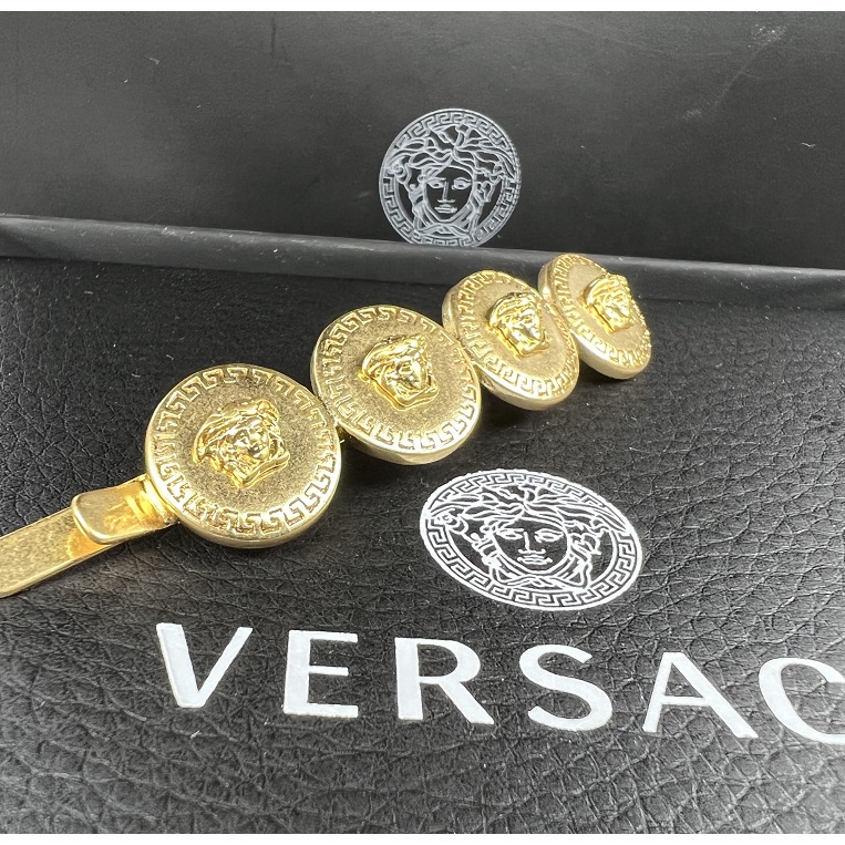 Kẹp tóc phong cách Versace cổ điển 2022