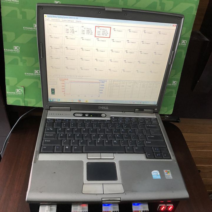 Máy sạc, xả và đo dung lượng pin laptop chuyên dụng.
