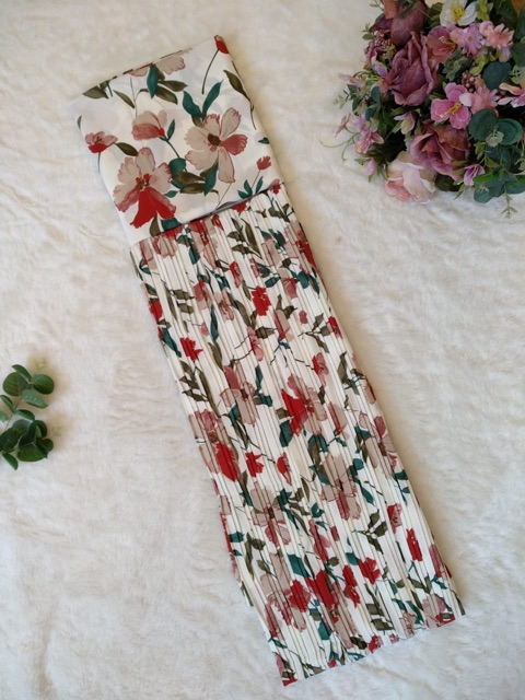 Vải May Set Váy Xếp Ly hình hoa nhẹ nhàng, kết hợp vải xếp ly và trơn giúp bạn dễ dàng đa dạng phong cách theo sở thích