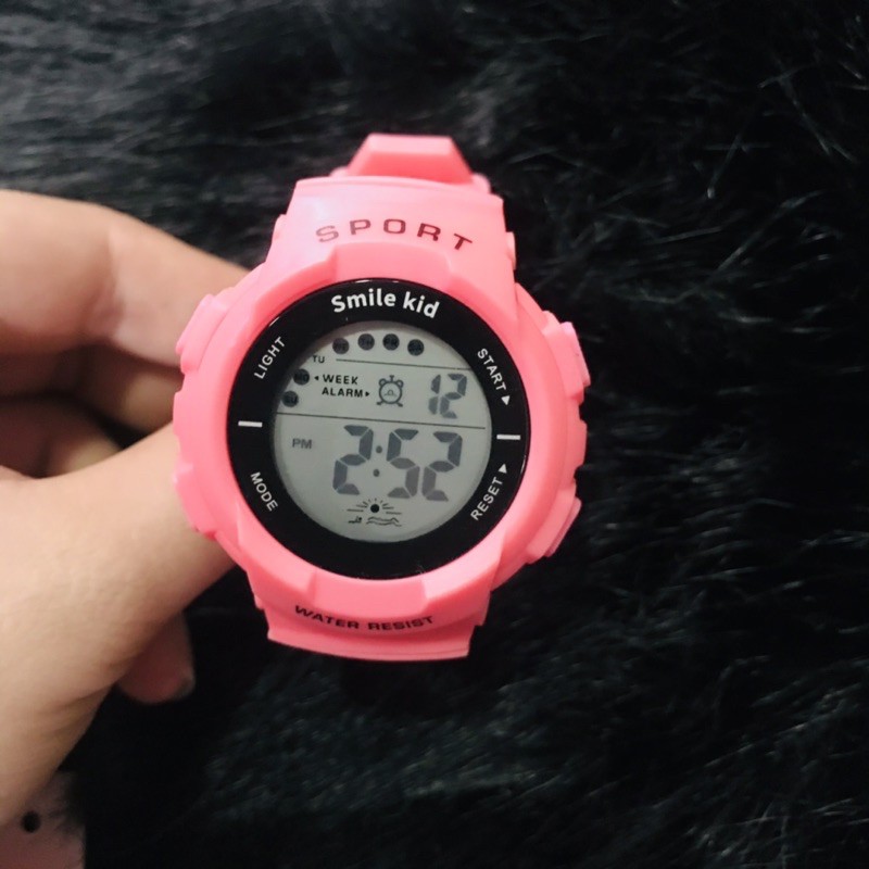 Đồng hồ điện tử màu hồng cho bé