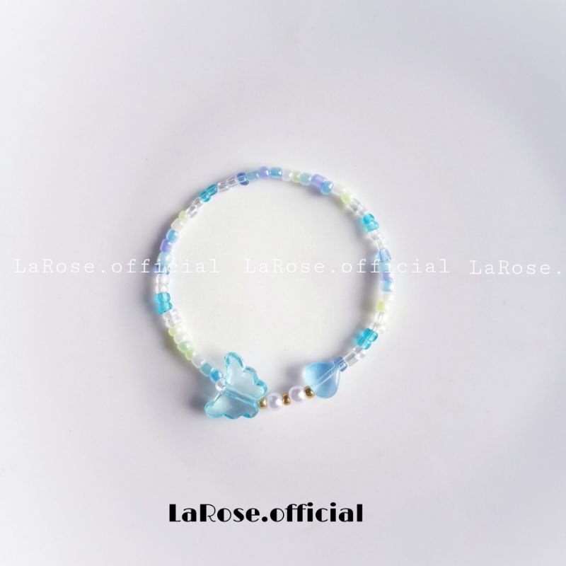 Vòng tay xanh pastel phối hợp charm bướm, trái tim