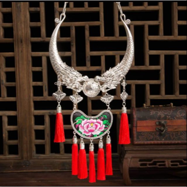 Kiềng cổ thêu hoa văn