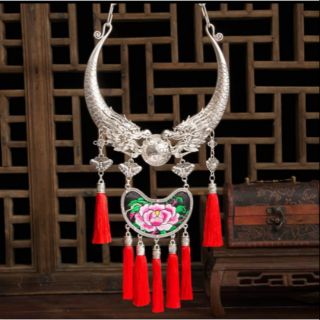 Kiềng cổ thêu hoa văn