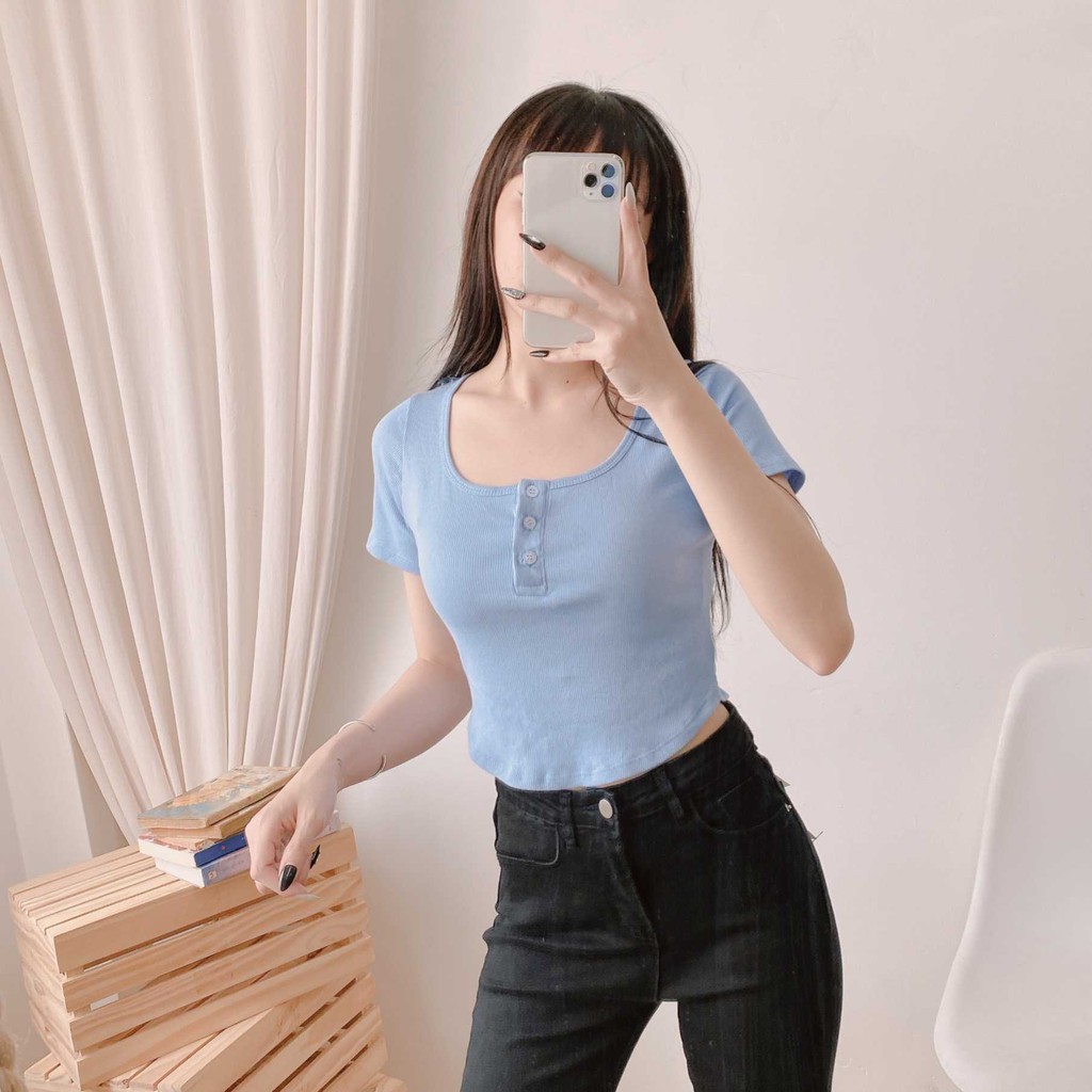 [Mã WASKT410K giảm 10K đơn 50K] Áo thun croptop cổ vuông hoa ngực Fmstyle Saigon 04TUT3724 (21TU01T373002) | BigBuy360 - bigbuy360.vn