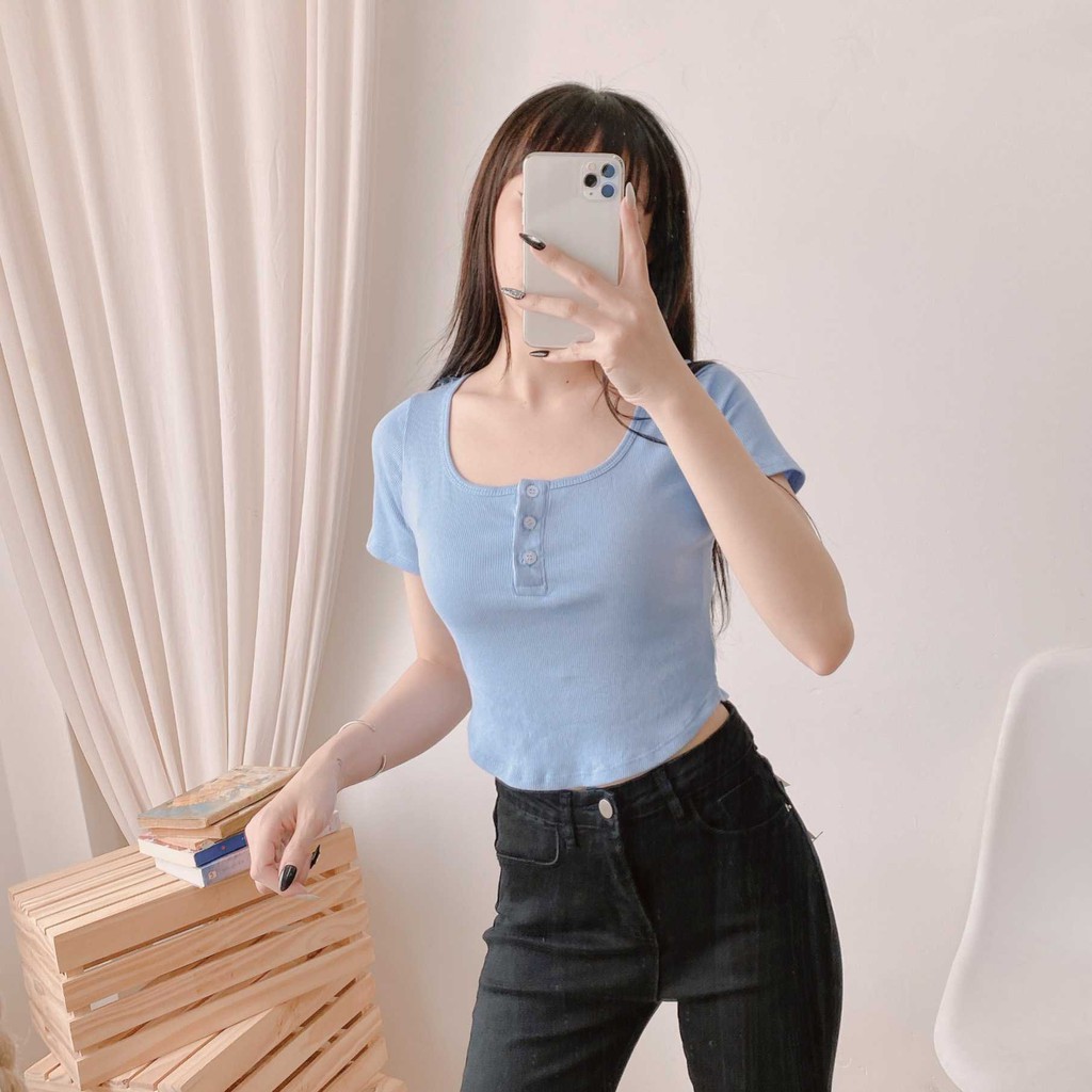 [Mã FAGREEN55 giảm 10% tối đa 30K đơn 99K] Áo thun croptop cổ vuông hoa ngực Fmstyle Saigon 04TUT3724 (21TU01T373002)