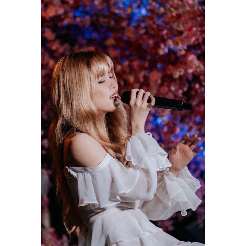 Váy trắng hot trend trễ vai bèo buộc cổ yếm_Thiều Bảo Trâm