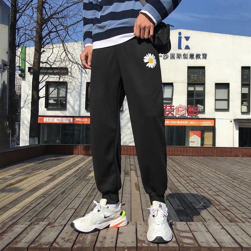 QUẦN JOGGER THUN NỈ THÊU HOA CÚC UNISEX MÀU ĐEN XÁM