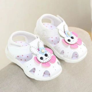 Sandal tập đi đế kèn cho bé gái mặt bé gái có hoa