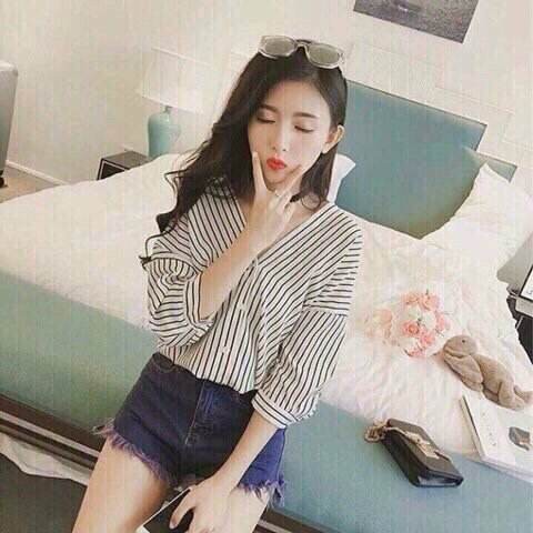 Áo sơ mi kẻ sọc cổ chữ v phong cách trắng