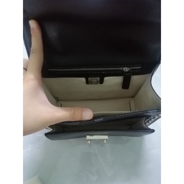 Túi m...cm* màu đen tán đinh viền túi