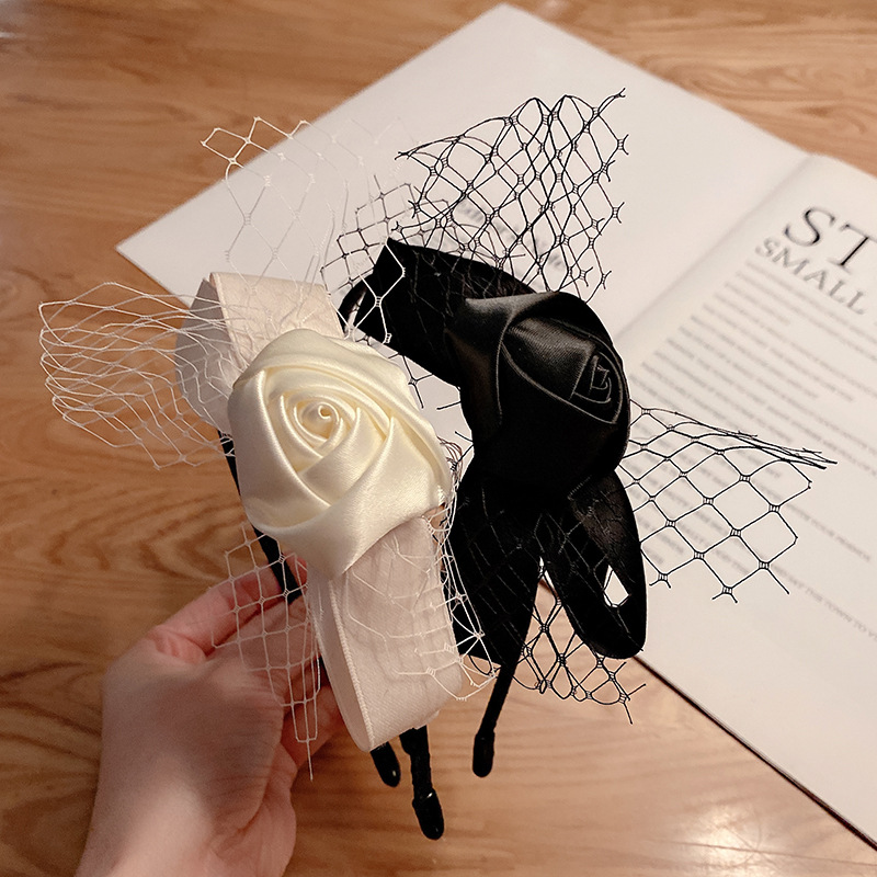 Dây cột tóc gắn hoa hồng màu trắng 3D