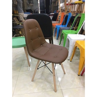 Ghế Eames bọc đệm da cúc - chân gỗ