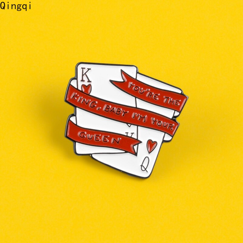 Ghim cài áo Miss Zoe kim loại hình lá bài poker tráng men độc đáo