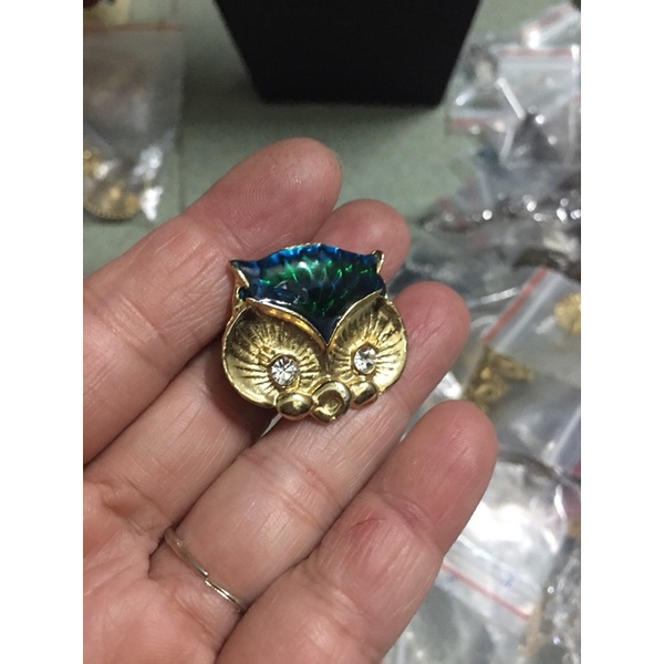 Cài áo kim loại khảm men hình thú si tuyển Nhật