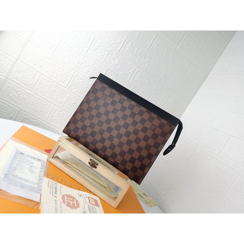 Clutch cầm tay cho nam da thật cao cấp Louis Vuitton LV có hai màu cơ bản