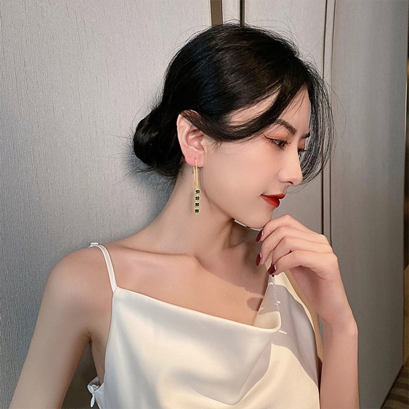 Khuyên Tai Tua Rua Dáng Dài Màu Xanh Lá Thiết Kế Sang Trọng