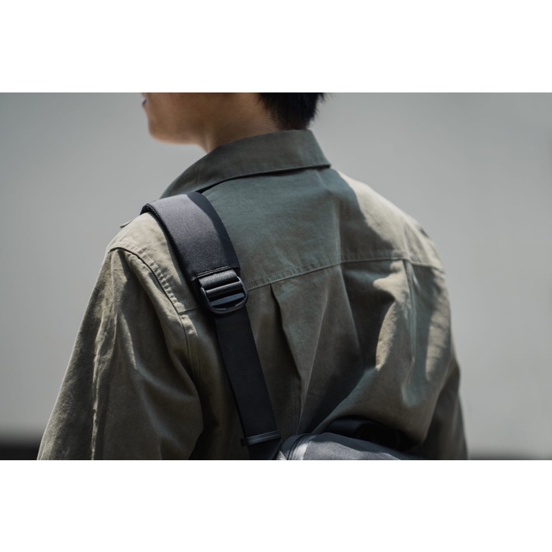 TÚI ĐEO VAI TOMTOC (USA) URBAN CODURA SLING BAG TRAVEL &amp; WORK 13.3-14.2″ H02-C04D01