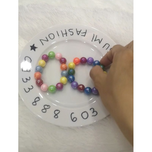 Vòng tay cầu vồng nhiều màu sắc cho bé gái.