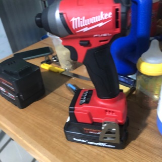 Đế chuyển pin makita- milwaukee