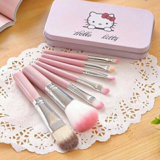 Cọ Trang điểm 7 món hello kitty hộp thiếc ( loại có 2 màu đen và hồng )