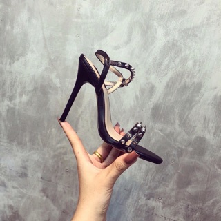 Sandal gót nhọn phối đinh