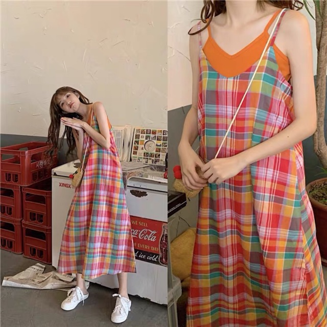 Váy caro kèm áo cam trong