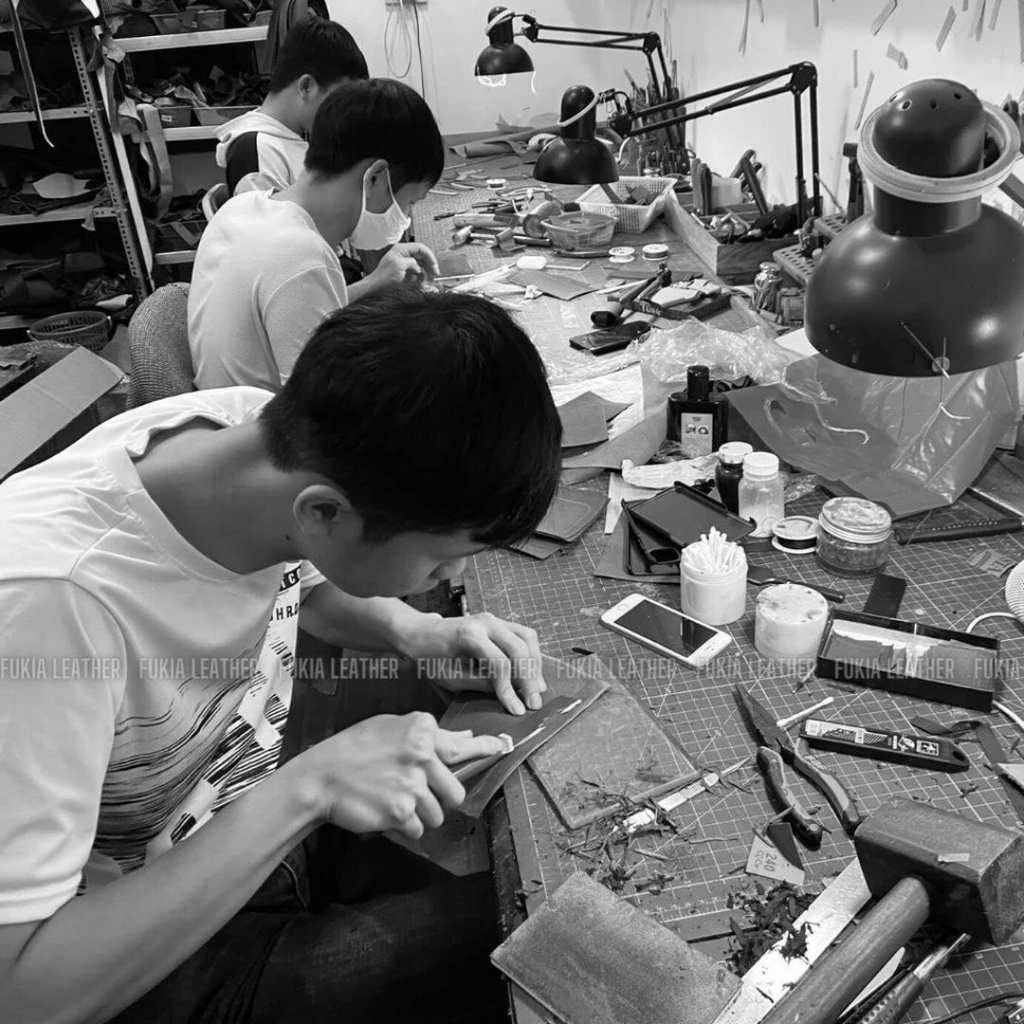 Ốp da thủ công Epsom đen khe thẻ IV Caro nâu cho IPhone 14/14Plus/14Pro/14Promax/13/13Pro/13Promax/12Promax ODTC128