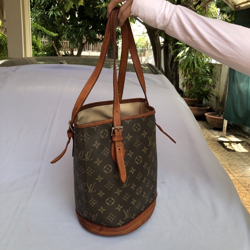 Túi chuẩn si. Túi qua sử dụng. Khách vui lòng xem hình nếu muốn biết thêm thông tin sản phẩm mời khách vô chat. Thanks .