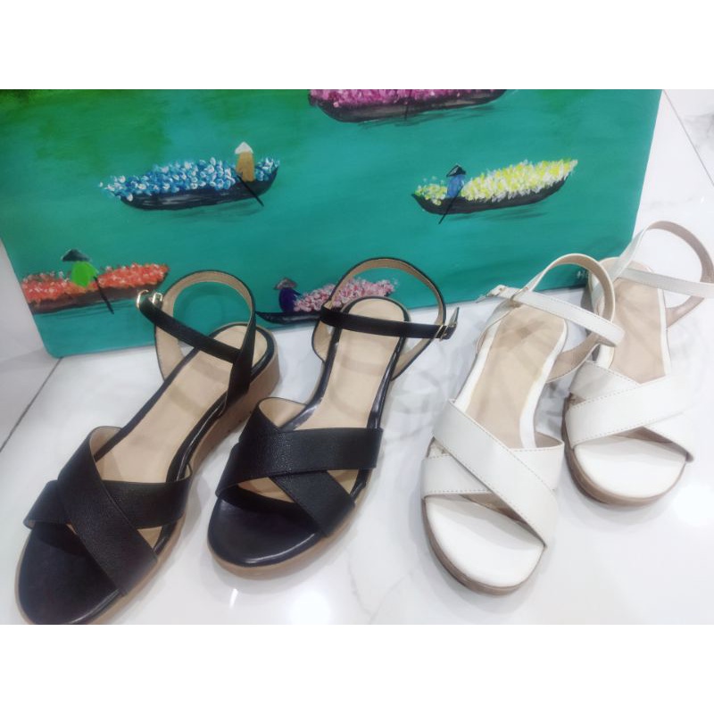 Giày Sandal Quai Chéo Khoá Cổ Chân Đế Bằng Cao 3 Phân