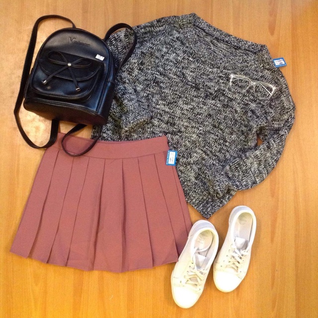 Áo len xám 100k, chân váy xếp ly hồng 120k, ba lô 100k, giày 150k