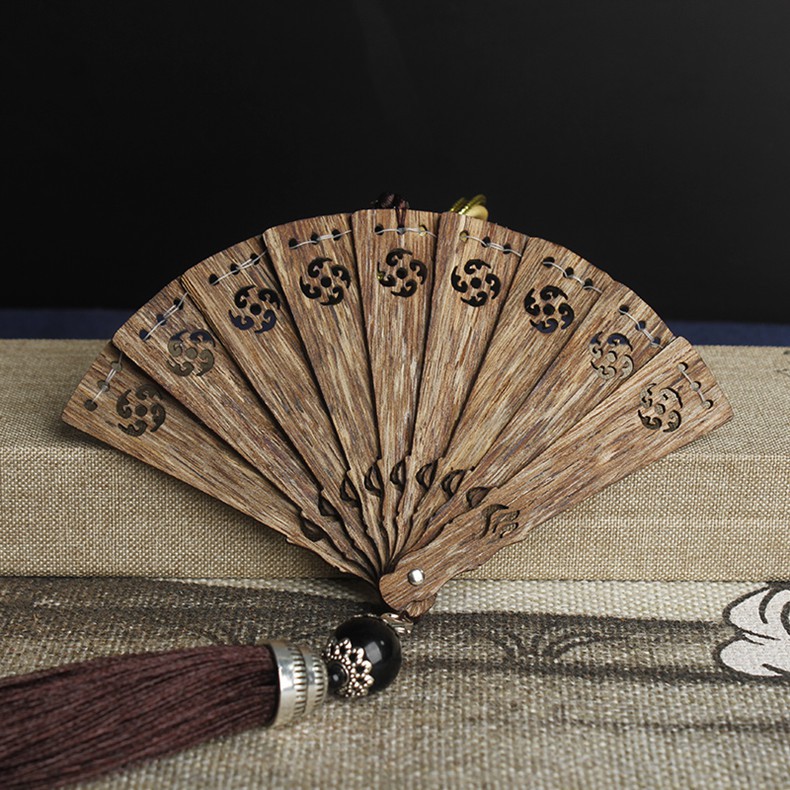 Quạt trầm hương treo xe ô tô làm từ sánh trầm hương, vật phẩm phong thủy đem lại bình an, may mắn cho gia chủ