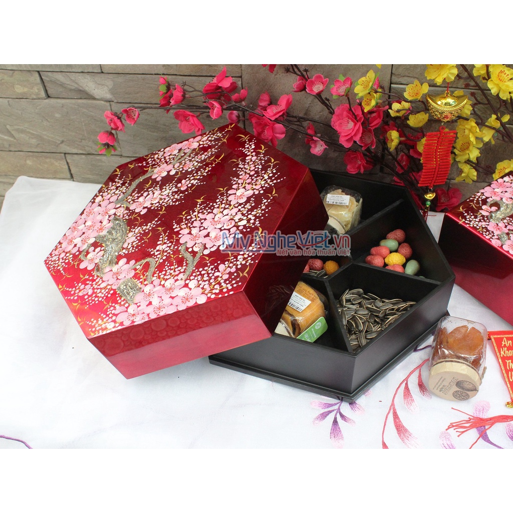 HỘP MỨT TẾT SƠN MÀI CAO CẤP. Khay - Hộp mứt đựng bánh kẹo tết sơn mài lục giác 7 ngăn sáng tạo vẽ mai vàng nền đỏ