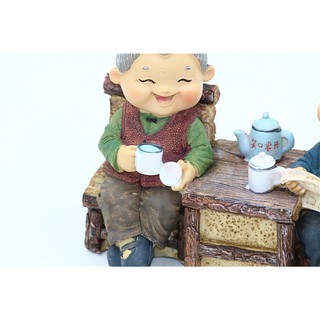 Tượng ông bà anh - Đọc báo uống trà
