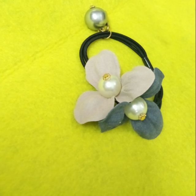 Cột tóc 2 bông hoa