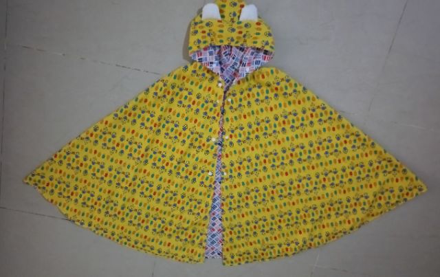 Áo choàng thô lụa hoạ tiết minion | BigBuy360 - bigbuy360.vn