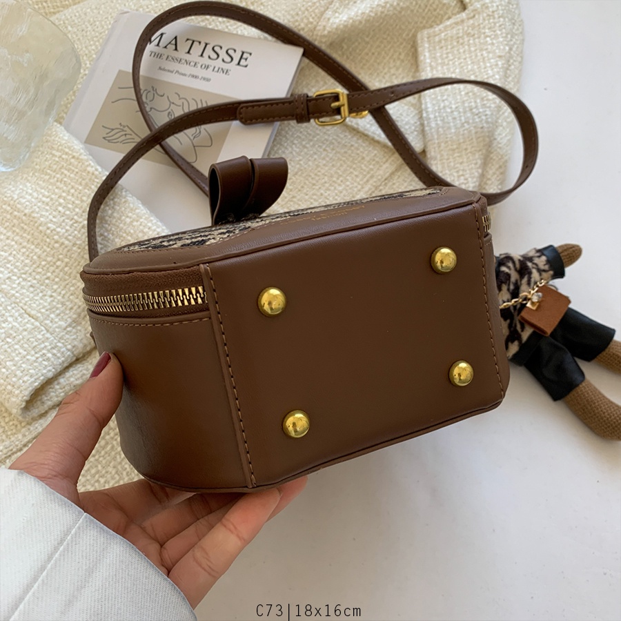 Túi tròn họa tiết bàn cờ kèm gấu- C73