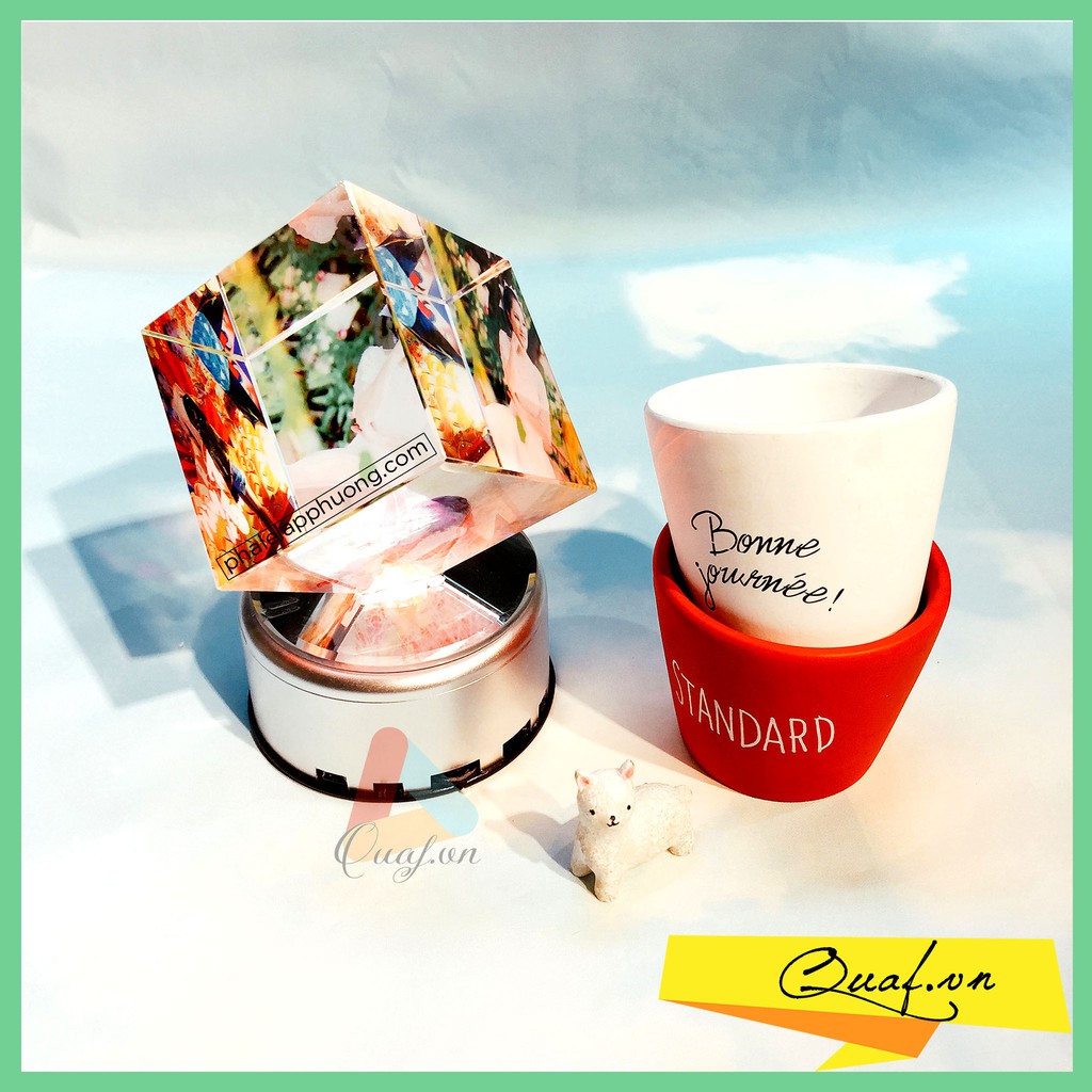 Pha lê xoay tự động phát nhạc MP3, đèn led, đế sạc, thẻ nhớ, in 3 ảnh