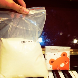 1 túi zip borax làm đông slime ( pha với nước rồi trộn vào slime )