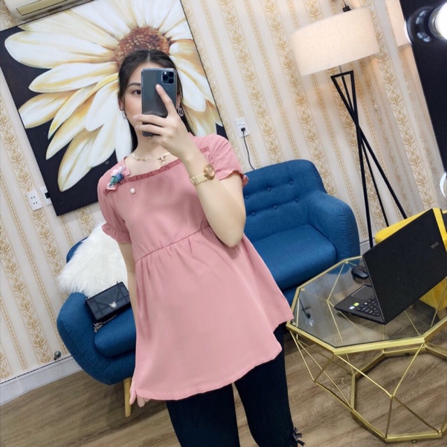 Áo lụa bèo cổ.