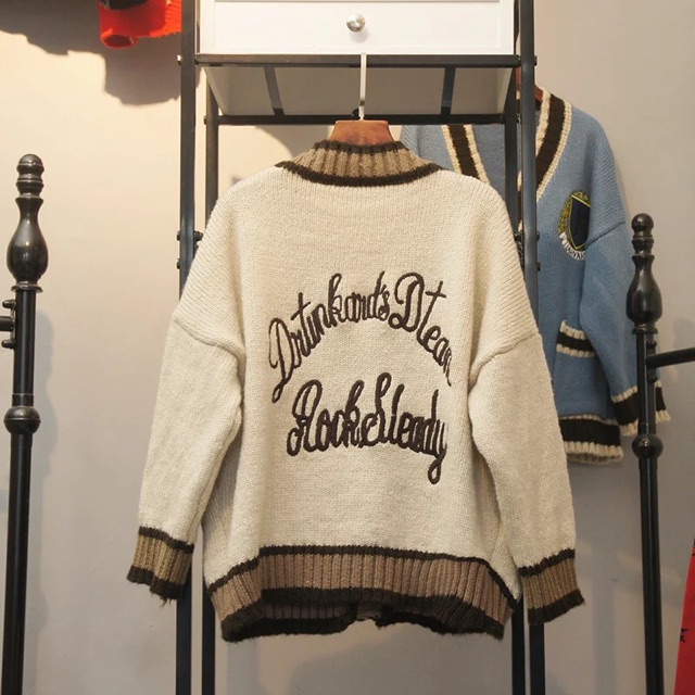 Áo khoắc len có huy hiệu chữ K