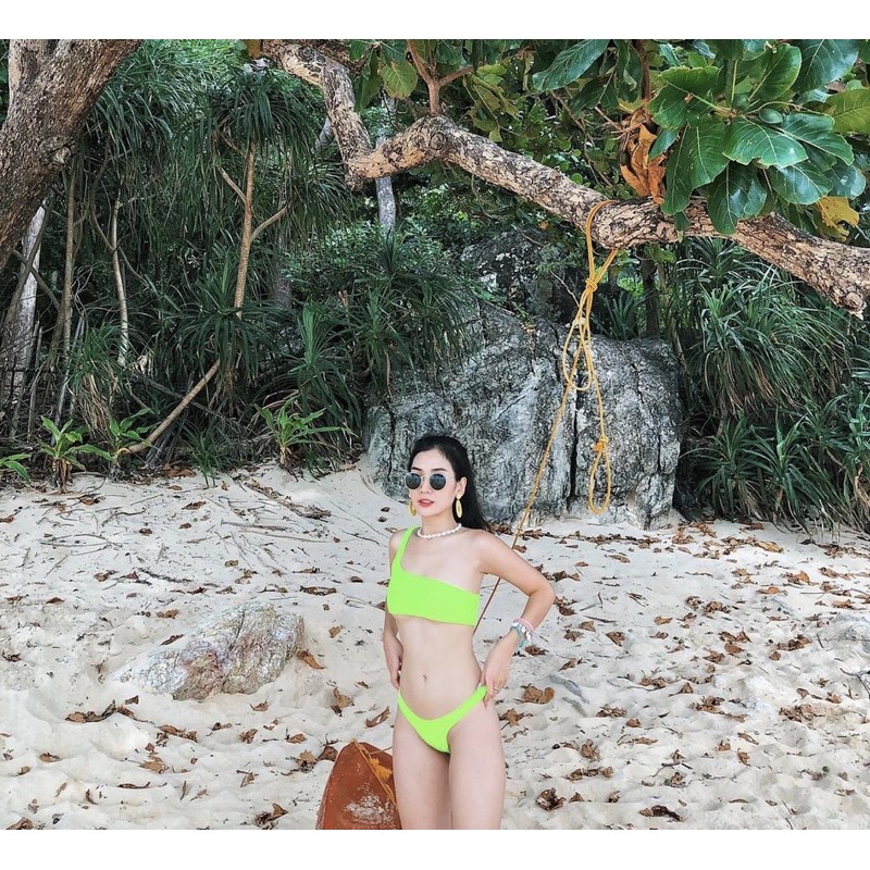 Bikini lệch vai màu neon siêu nổi bật và sexy