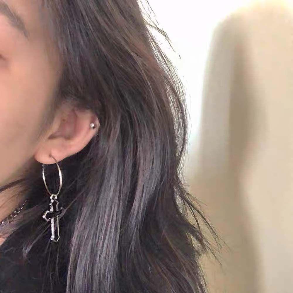 Khuyên Tai Tròn Mặt Thánh Giá Chất Liệu Hợp Kim Phong Cách Gothic Cho Nam