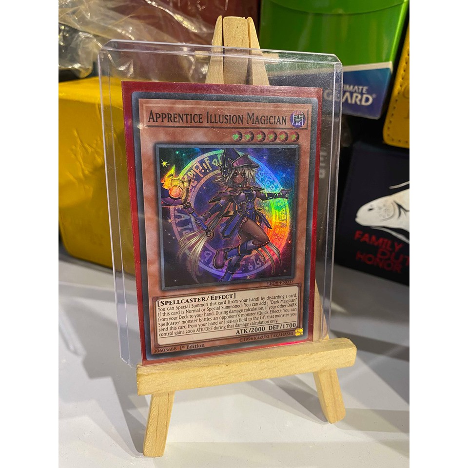 Lá bài thẻ bài Yugioh Đệ tử phù thủy áo đen Apprentice Illusion Magician – Super Rare - Tặng bọc bài nhựa bảo quản