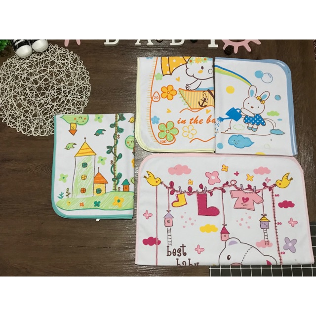 Tấm lót thay bỉm có thước đo chiều cao cho các Bé