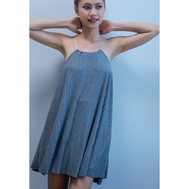 Đầm dây yếm dập pli InFashion xám